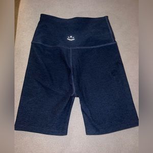 Beyond Yoga Biker Shorts - medium (NAVY)